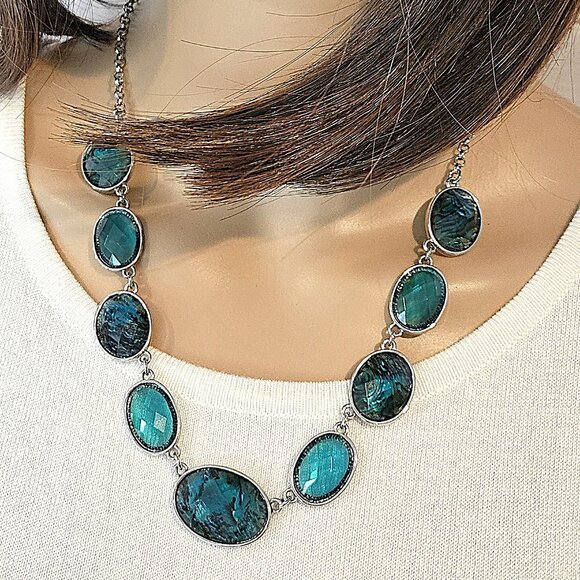 Standout STATEMENT NECKLACE - Stunning, vibrant turquoise beaded necklace - Picture 4 of 6